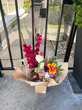 Load image into Gallery viewer, Vase Arrangement