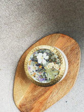 Load image into Gallery viewer, Flower Pressed Candle