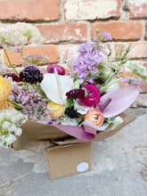 Load image into Gallery viewer, Vase Arrangement